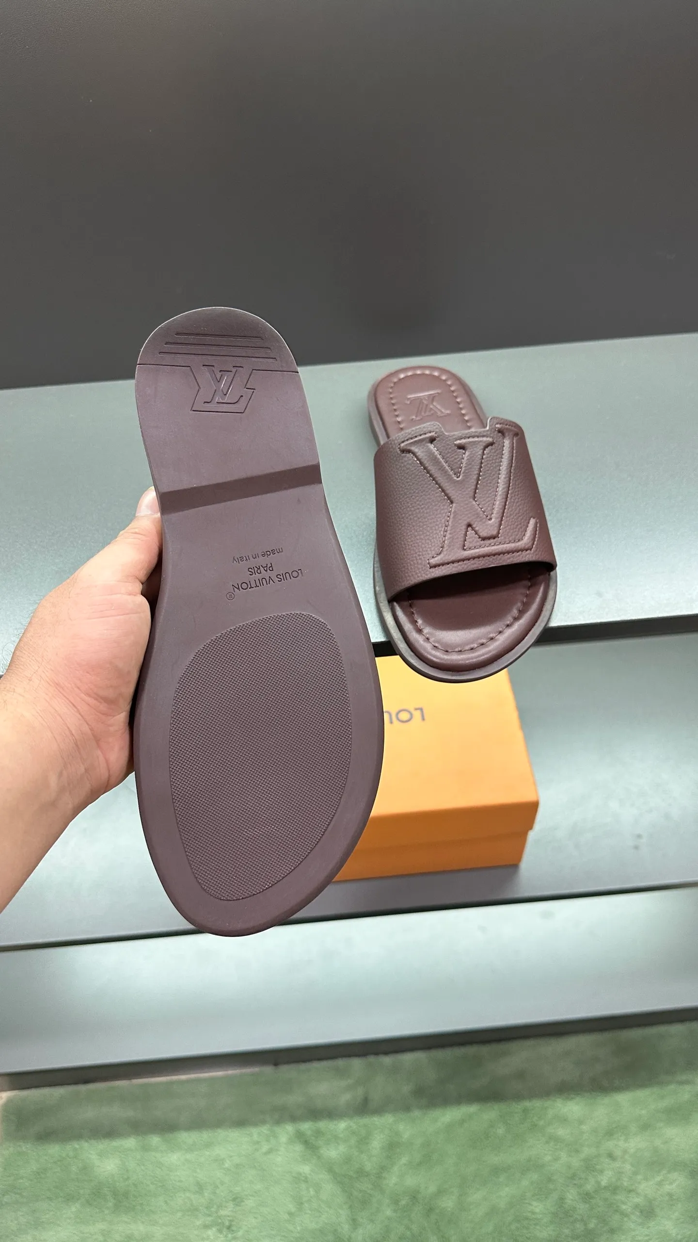P280 🔍Top purchasing agent LV men's spring and summer slippers counter synchronized. The uppers are made of cowhide fabric imported from Italy, with logo graphics and high-quality craftsmanship. The soles are: original soles specially provided by the original factory. Exclusive molded soles are super comfortable. Original factory follow-up orders. 🔍🔍High quality. You can enter and exit the counter at will. Welcome to compare. Size 38-45